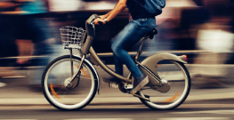 man op een elektrische fiets